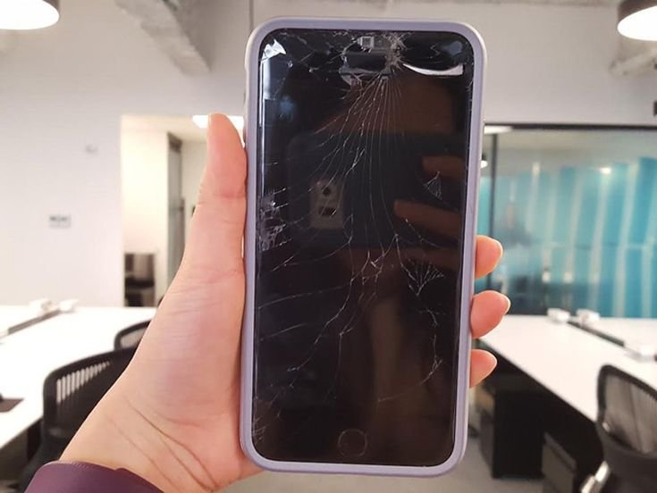 iPhone 16 Plus Display Flickering? Fix in MIDC, Andheri East.